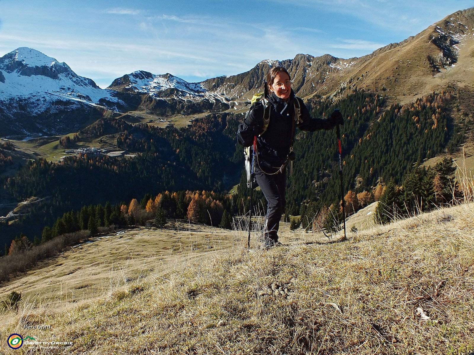34 e saliamo per pratoni la ripida dorsale dell'Arete....JPG